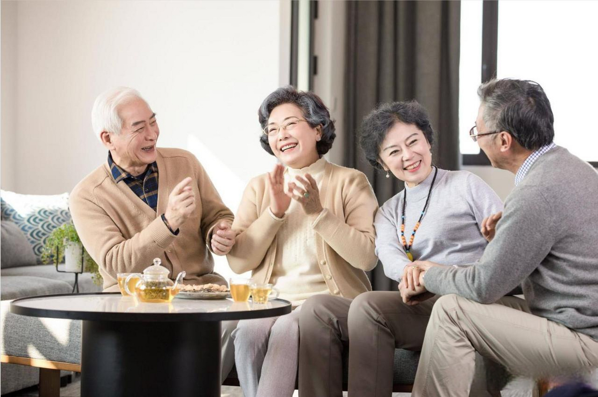 预防老年痴呆的方法4/8:积极参与社交 随着年龄的增长,老年人往往面临