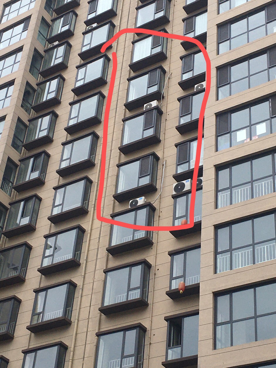 图1是装到下一层的飘窗 图2是装到上一层人家的飘窗上?