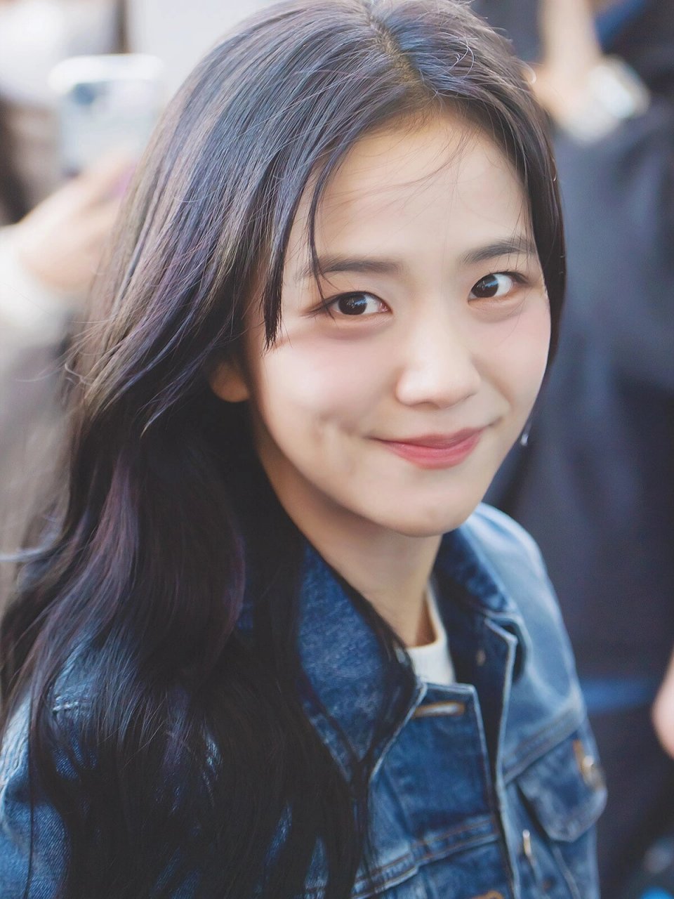 jisoo今日机场出发巴黎时装周,牛仔套装清爽减龄,完全是清纯女大既视