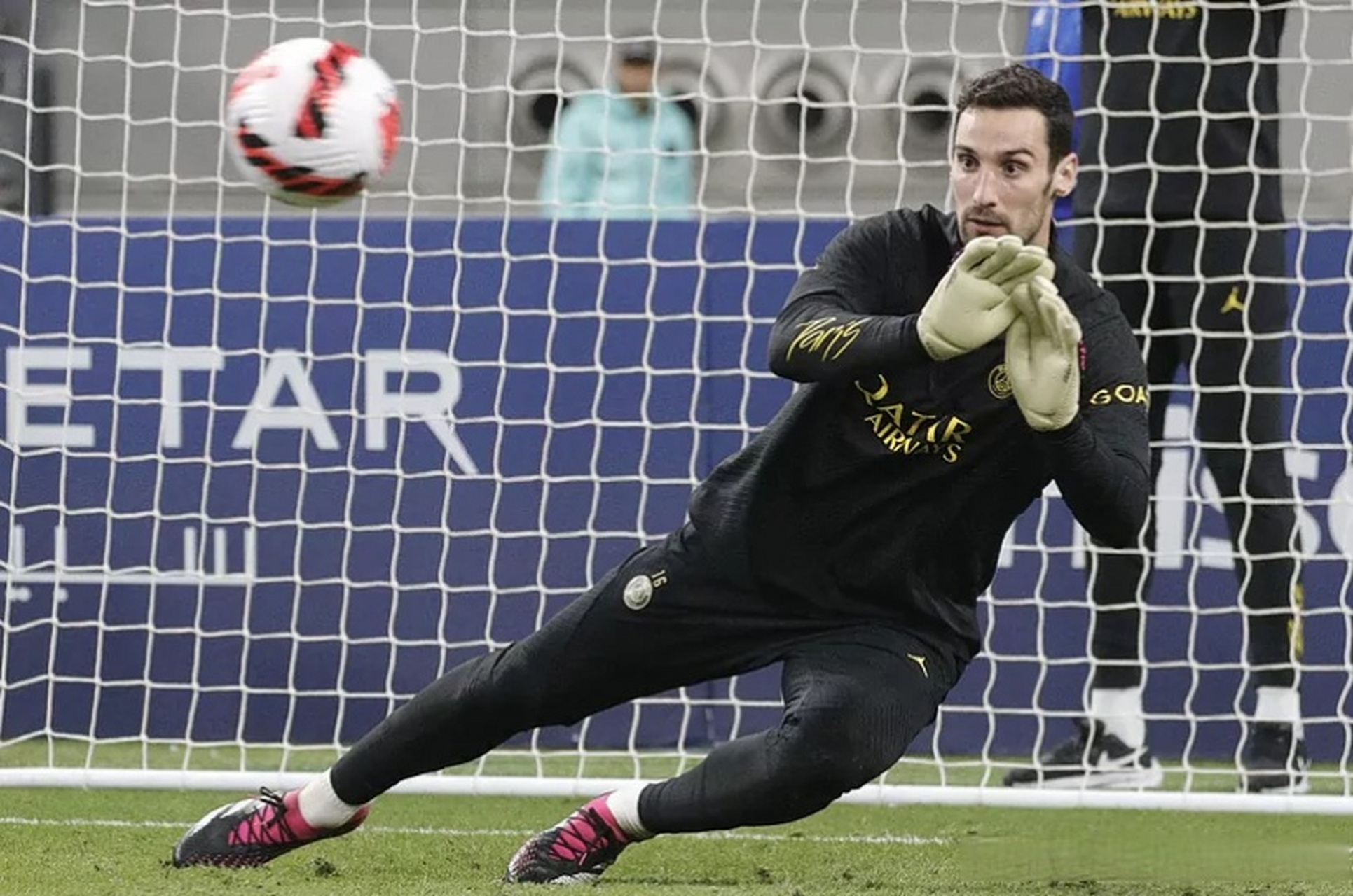 巴黎# 巴黎替补门将塞尔吉奥·里科在球队夺冠放假日回到自己老家