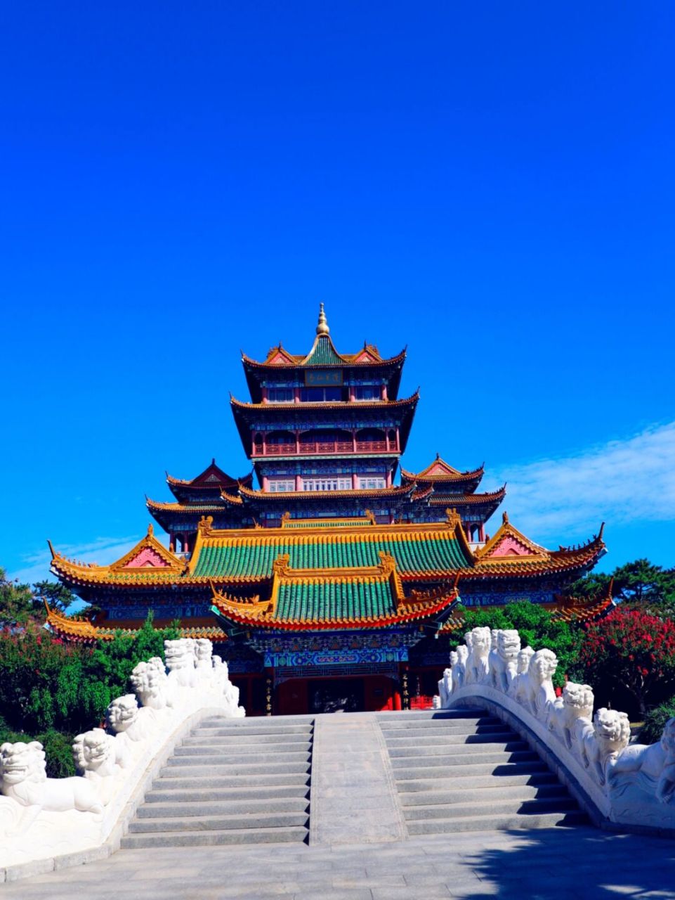 73三仙山是一处集旅游观光与休闲度假于一体的综合性景区,整个景区