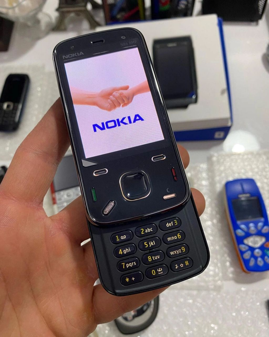 诺基亚n86,土豪的第一台手机 在以前有一台诺基亚手机,那绝对是这条街