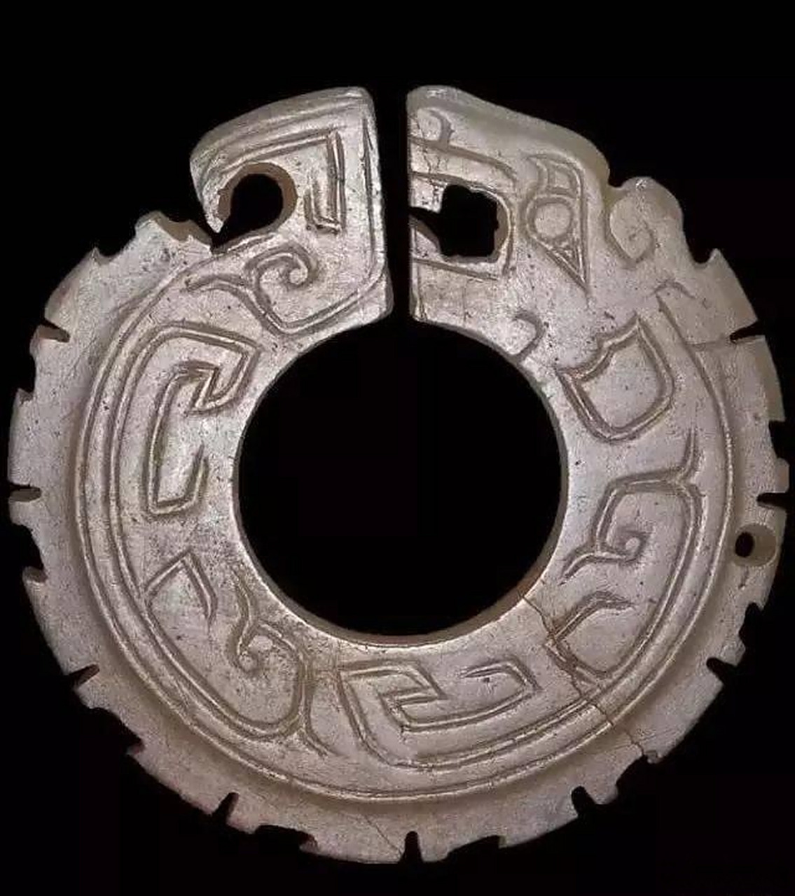 古玉##古玉居说玉# 商代大部分出土的玉龙玦,都出现在妇好墓里,把半