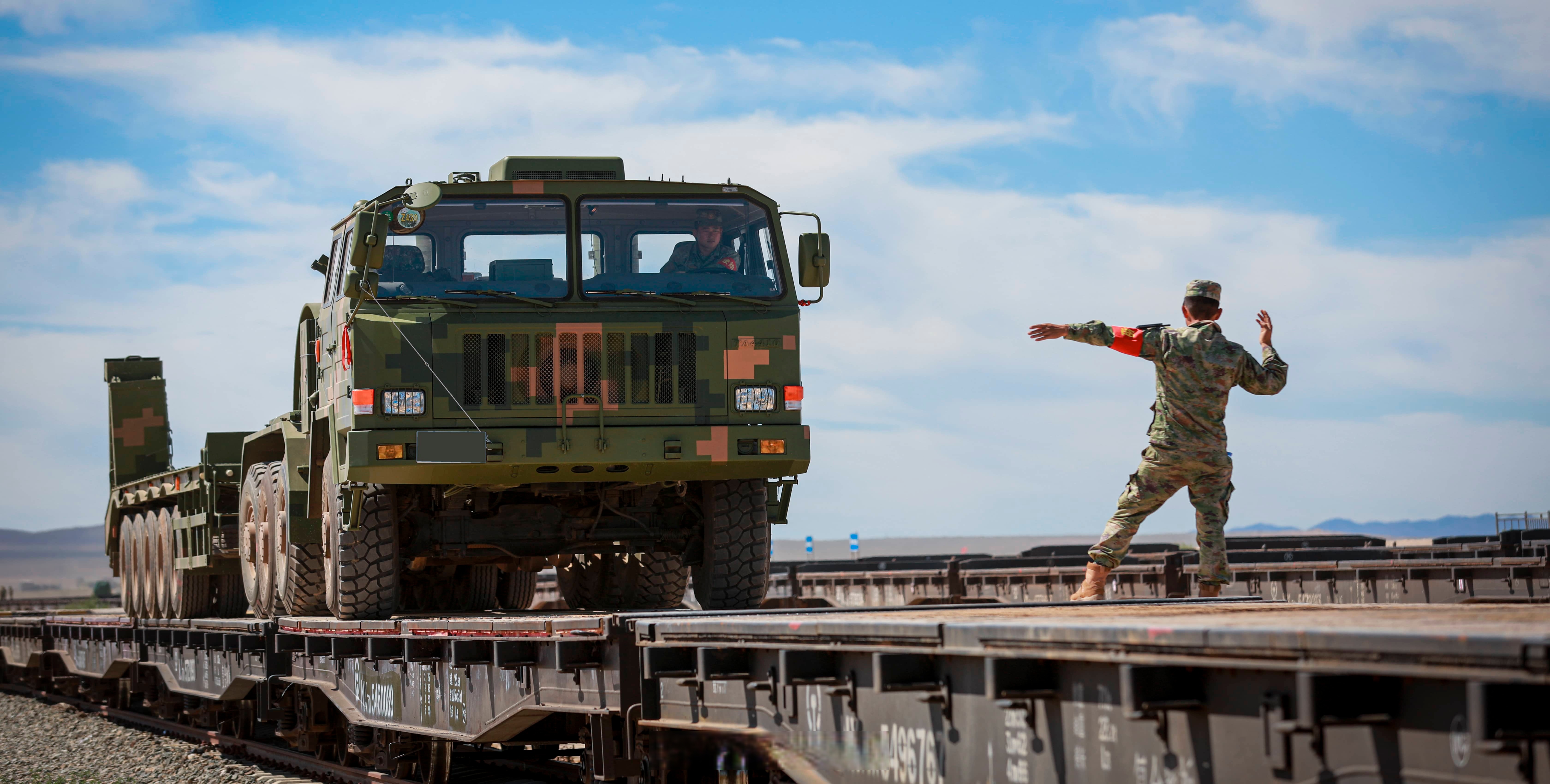 此次训练采取摩托化机动和铁路机动相结合的方式展开,全面检验部队