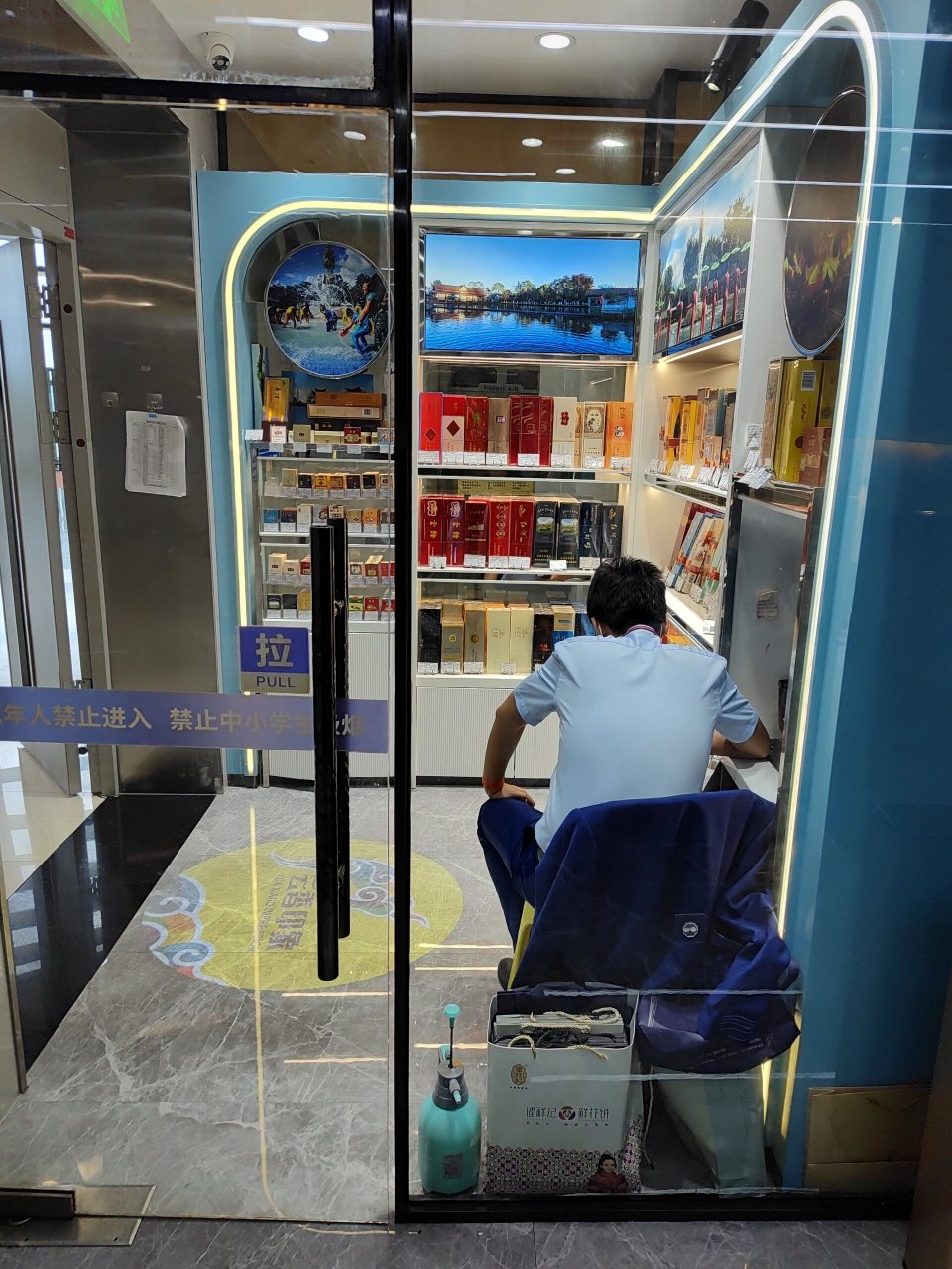 昆明长水机场吸烟室位置 昆明机场的吸烟室位于02号登机口对面,在吸烟