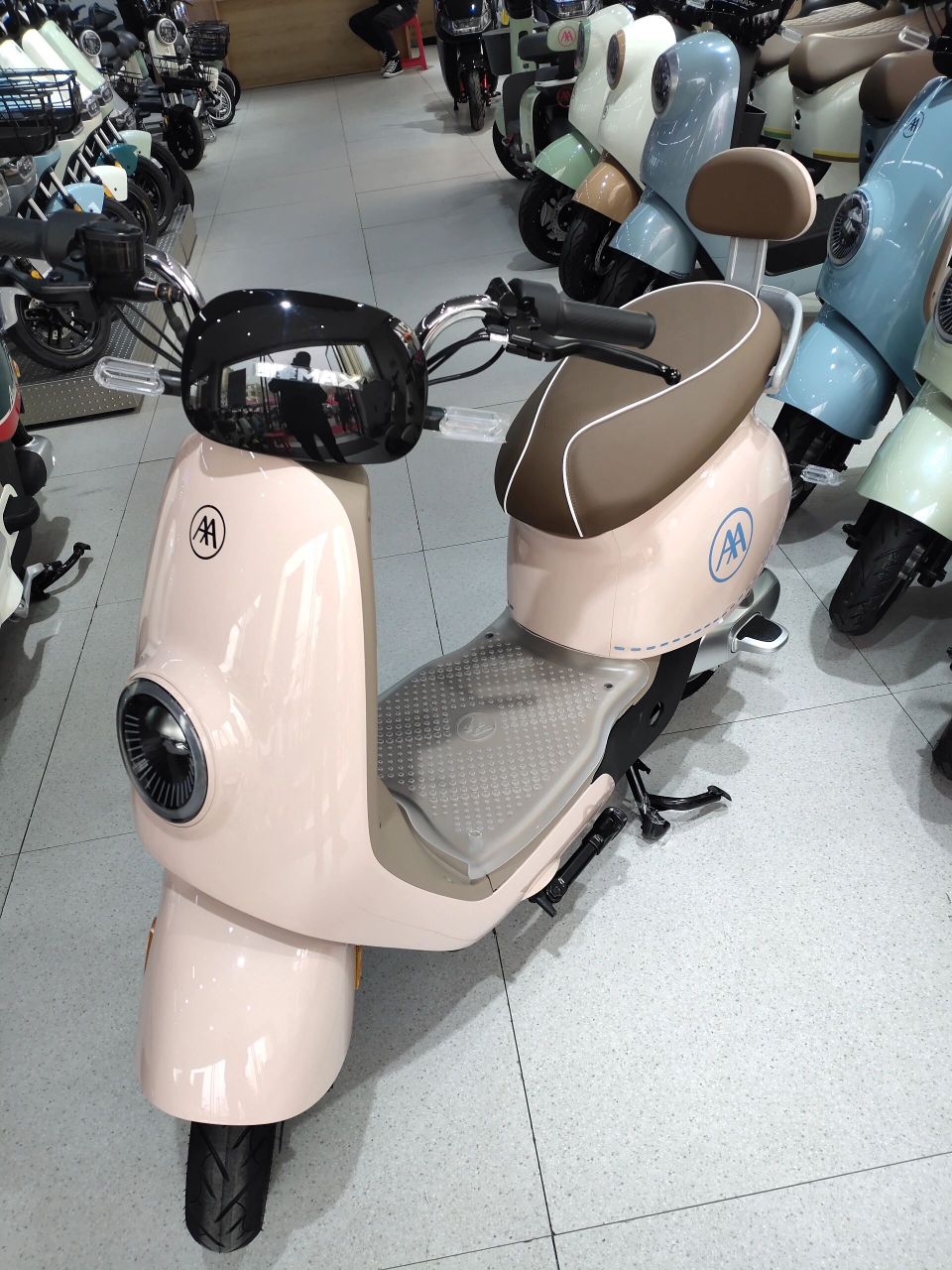 一台春天和夏天骑的电动车,爱玛2023新款春夏