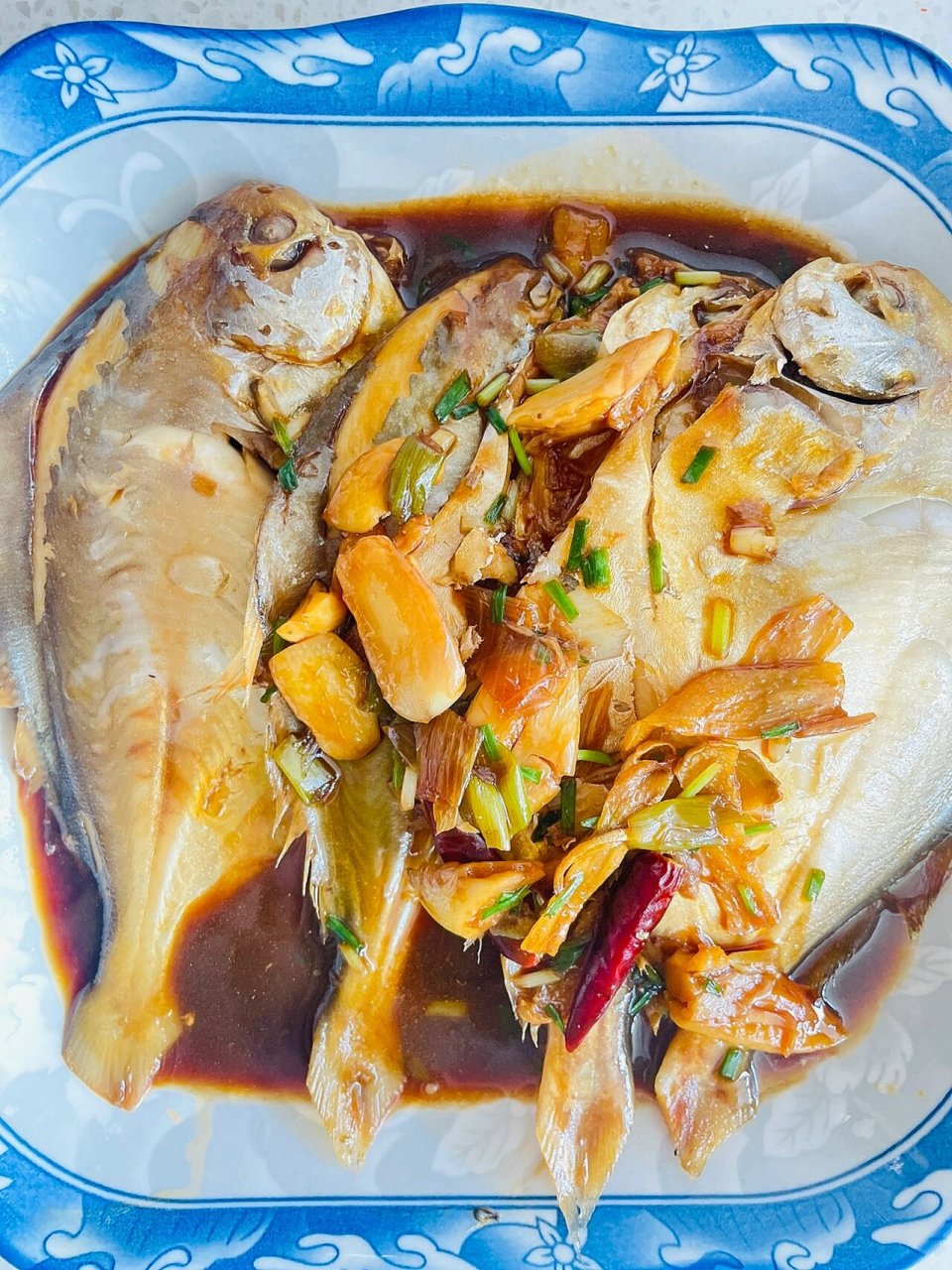 家常菜～紅燒鯧邊魚 食材:鯧鯿魚,姜蒜蔥 16615鯧變魚洗淨,姜蒜等