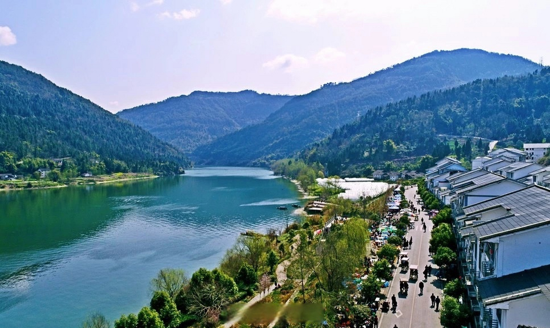 三月宣汉处处景,水墨山河洋烈情 地处水乡的洋烈新村 在阳光,油菜花的