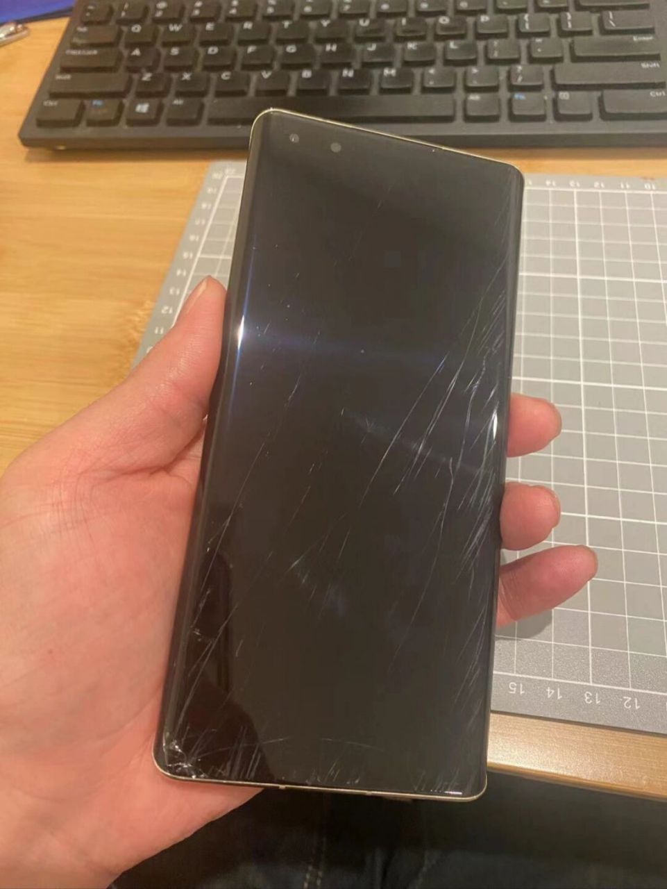 华为mate40pro外屏碎了 手机一直手机壳保护的很好