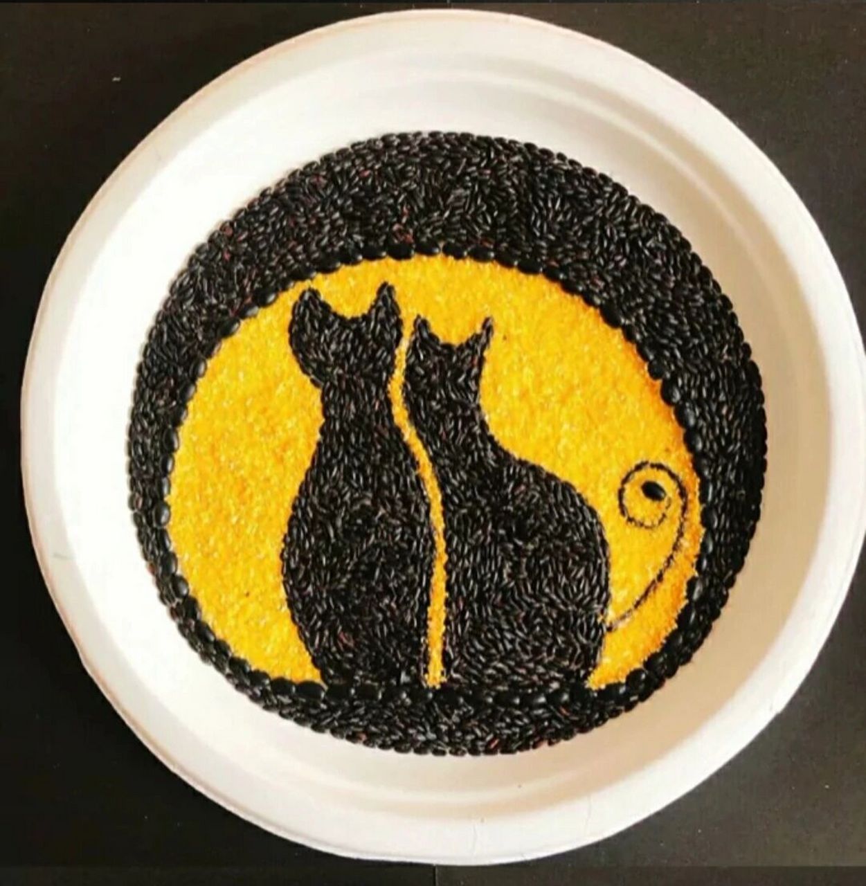 五谷画 猫咪的背影 材料,盘子 白乳胶 各种豆子米粒 一定要用白乳胶