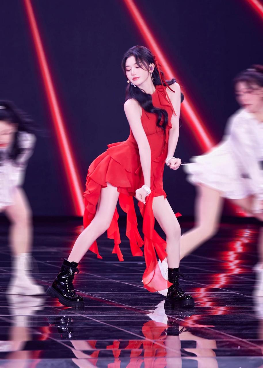 孔雪儿舞台照,鲜红玫瑰裙,浪漫性感!