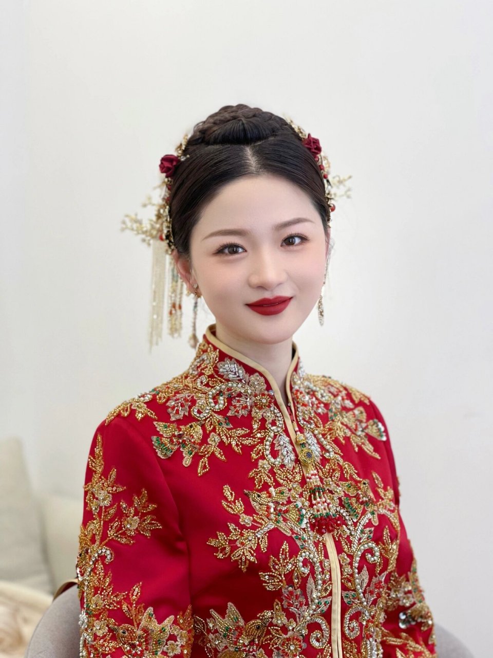 洛阳新娘| 适合圆脸新娘的秀禾造型 新娘的脸型是圆脸,在做发型上就要