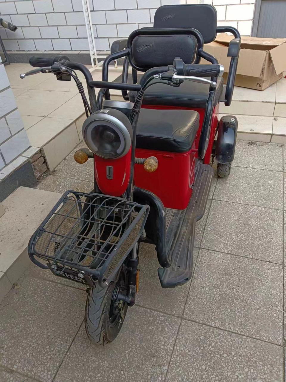 卖车  万仕达休闲三轮车一辆  一年的车  车况很好  48v20a的电瓶  可