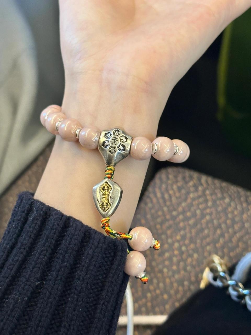 雍和宫 | 香灰瓷手串好美喔 和朋友去北京 排了将近两小时买到的香灰