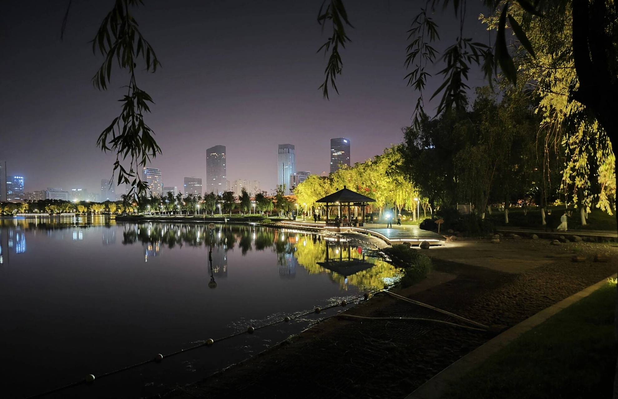 合肥·天鹅湖夜景 前几天傍晚与朋友约在天鹅湖见面,天鹅湖位于合肥市