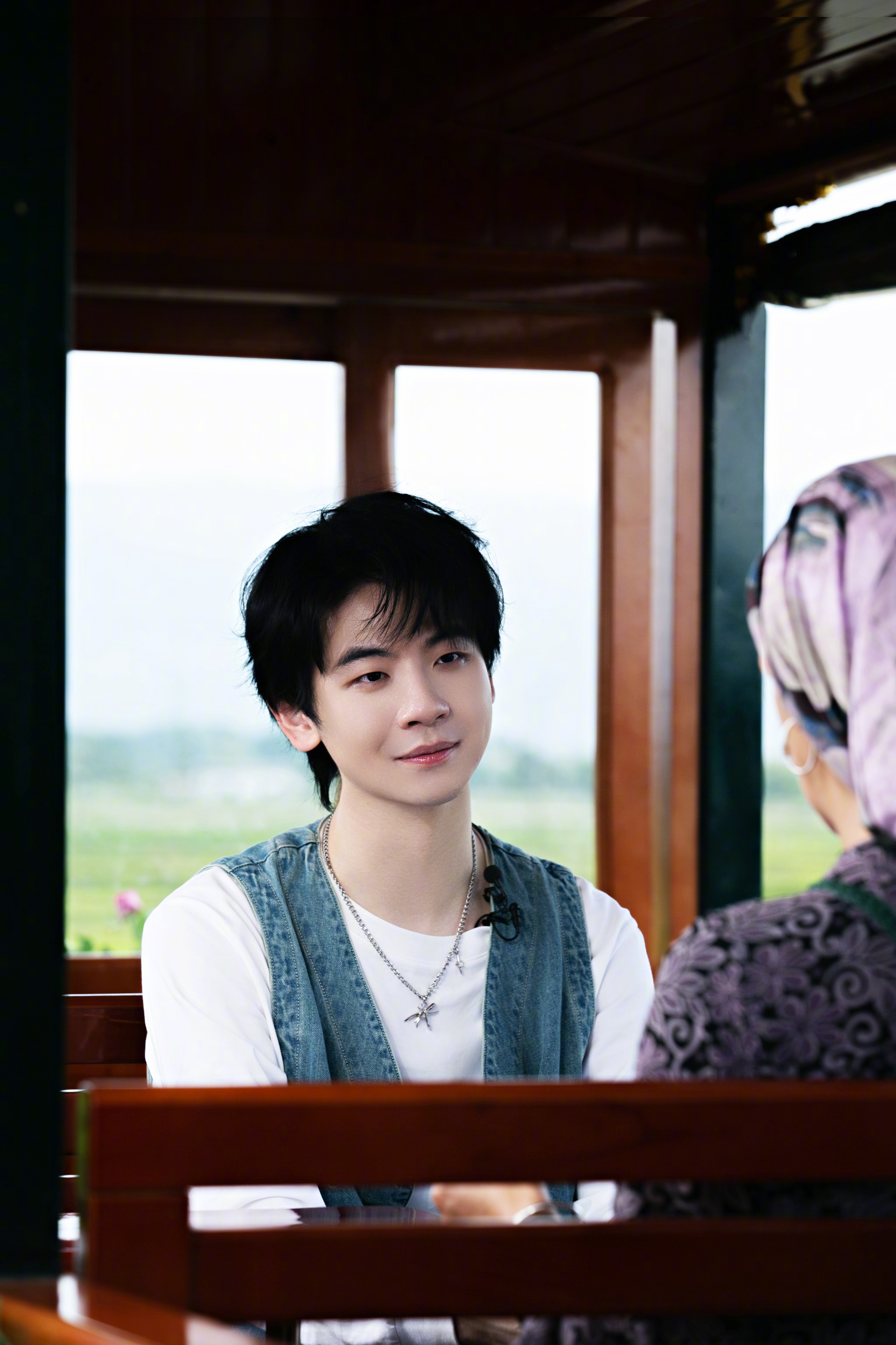 光和探班主持人李莎昮子的最新剧照已送达～家乡守护者带来满满感动