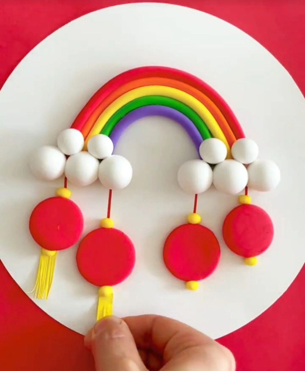 教你做国庆橡皮泥手工 1.🍀各色橡皮泥搓成细条并摆成一个拱桥形状