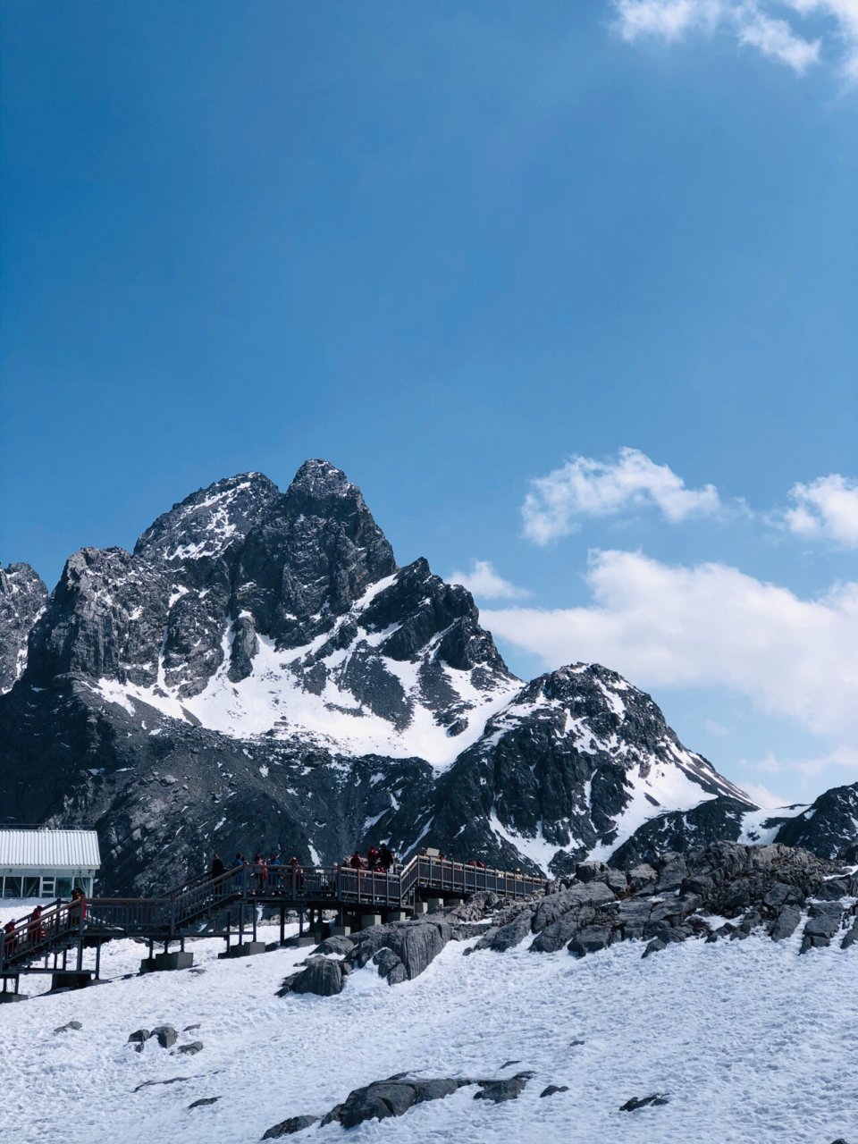 玉龍雪山|朋友圈文案 有雪的山叫雪山 沒雪的山是石頭 時而暴風時而