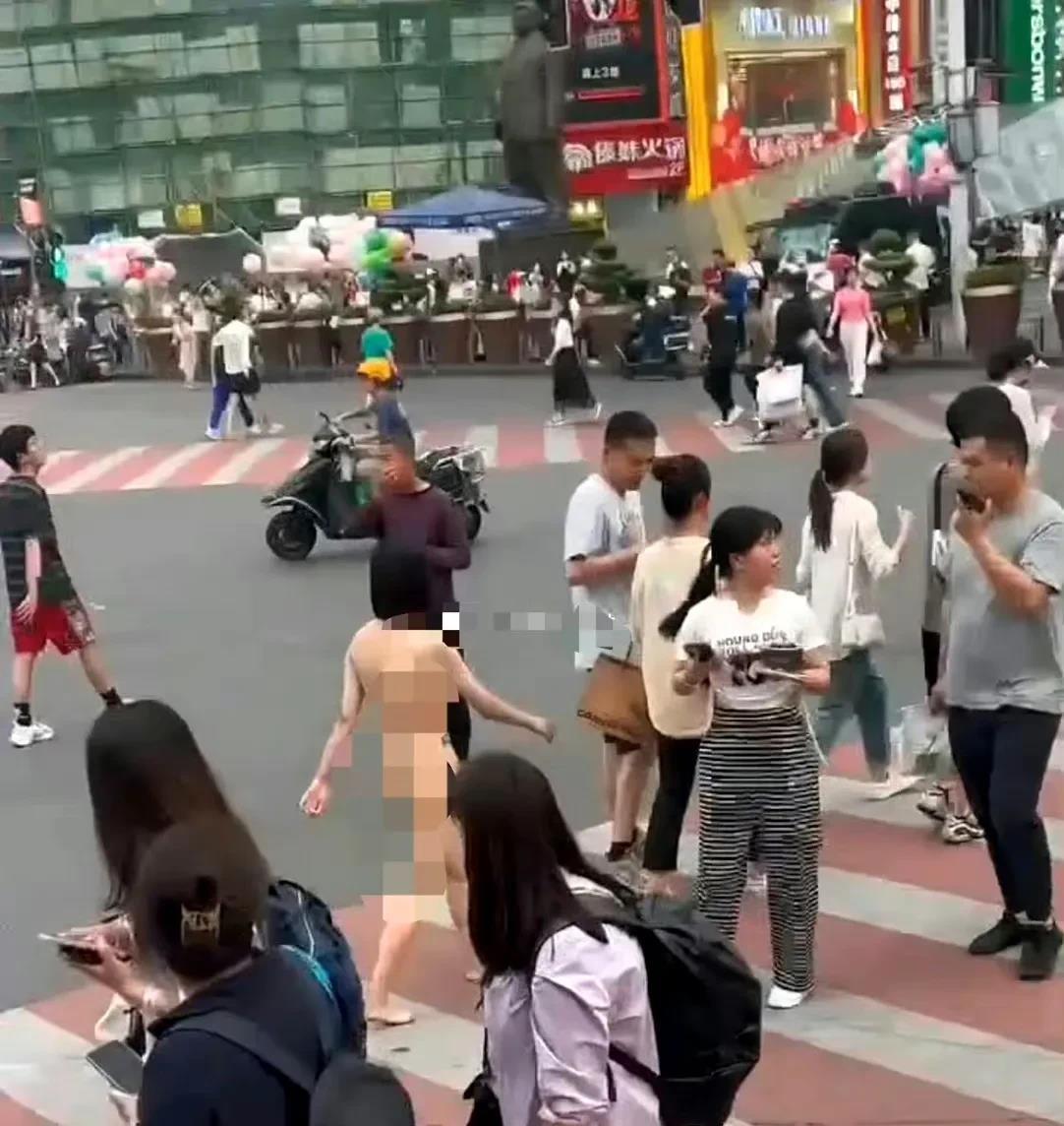 湖南长沙一女子,为了气男友,大庭广众之下把衣服脱光了裸奔.目前