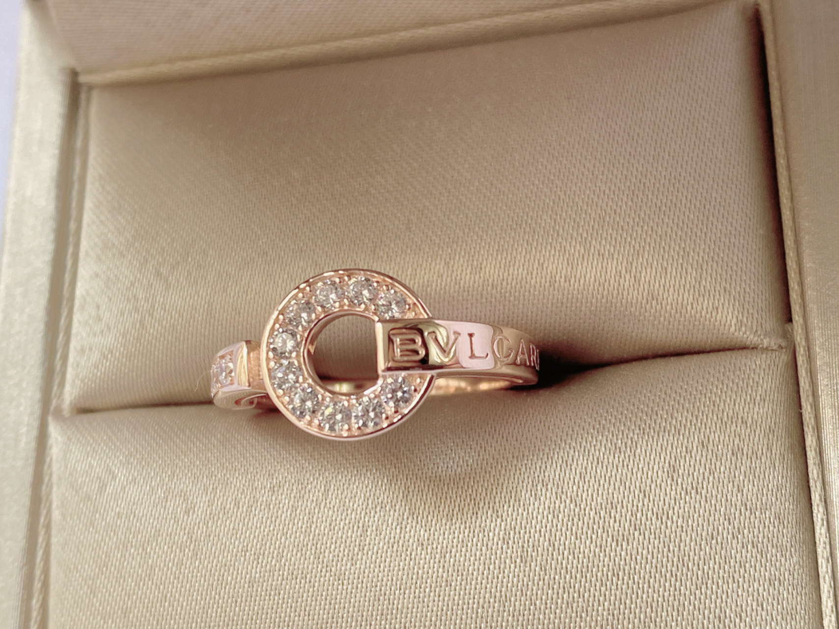 钱币戒 宝格丽钱币戒 有金有钻 有进有赚寓意非常好 这款宝格丽戒指无