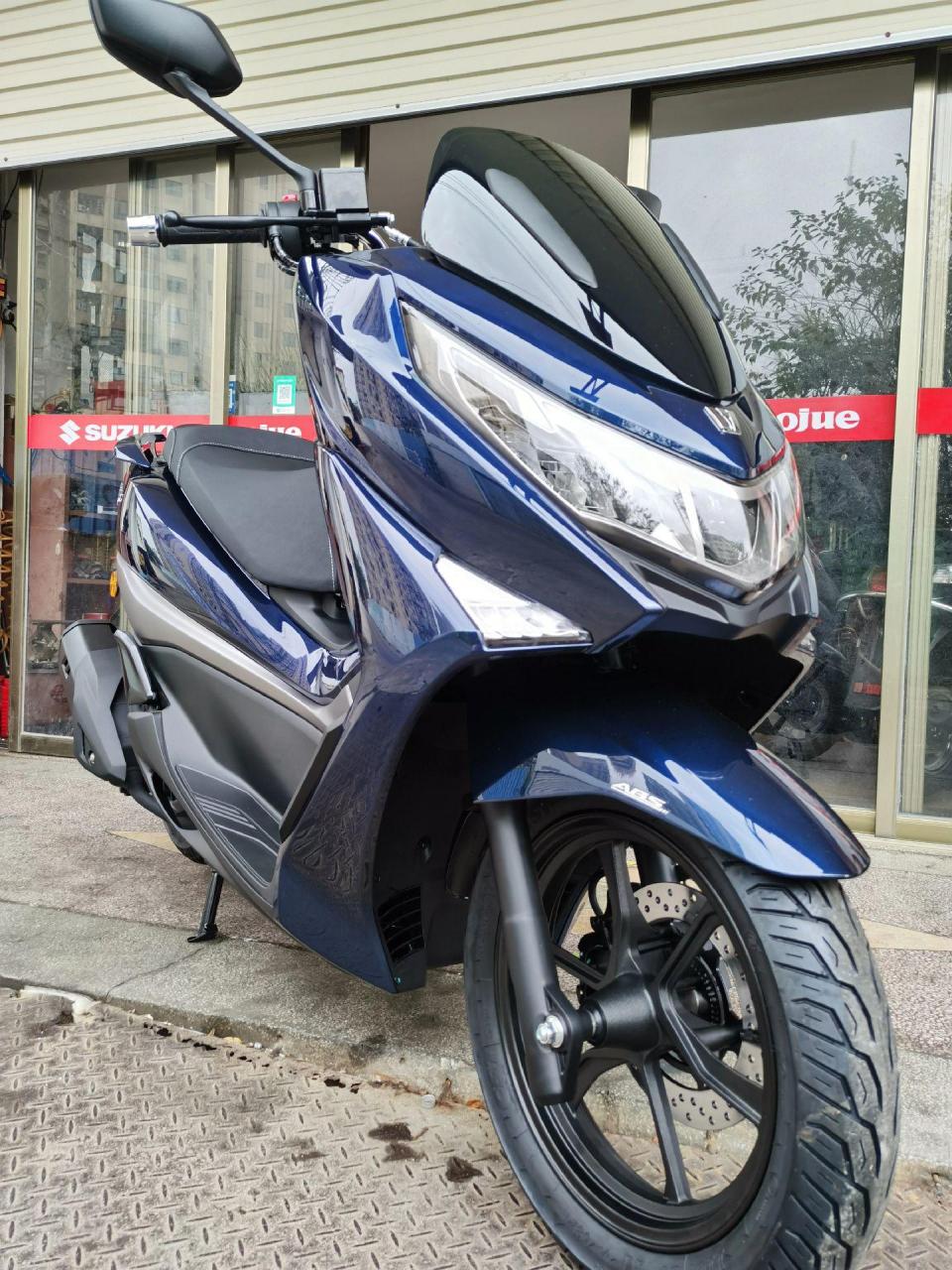 uhr150 品位生活之选 飘逸灵动的造型,配以神秘的 led 车灯,科幻的 va