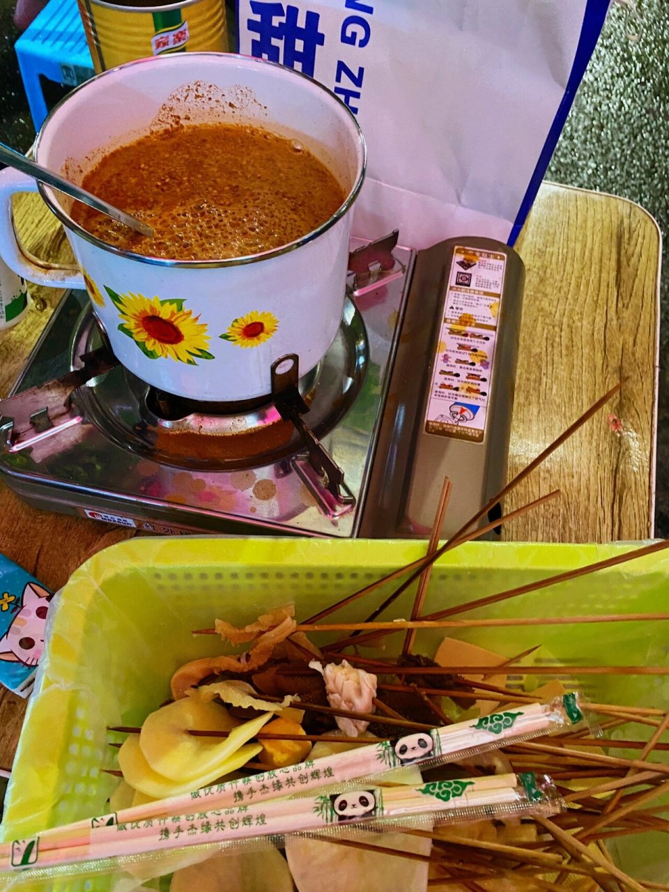 西安探店|跟着小贝打卡的延安沾沾95 下着雨坐在店外的棚子底下 吃