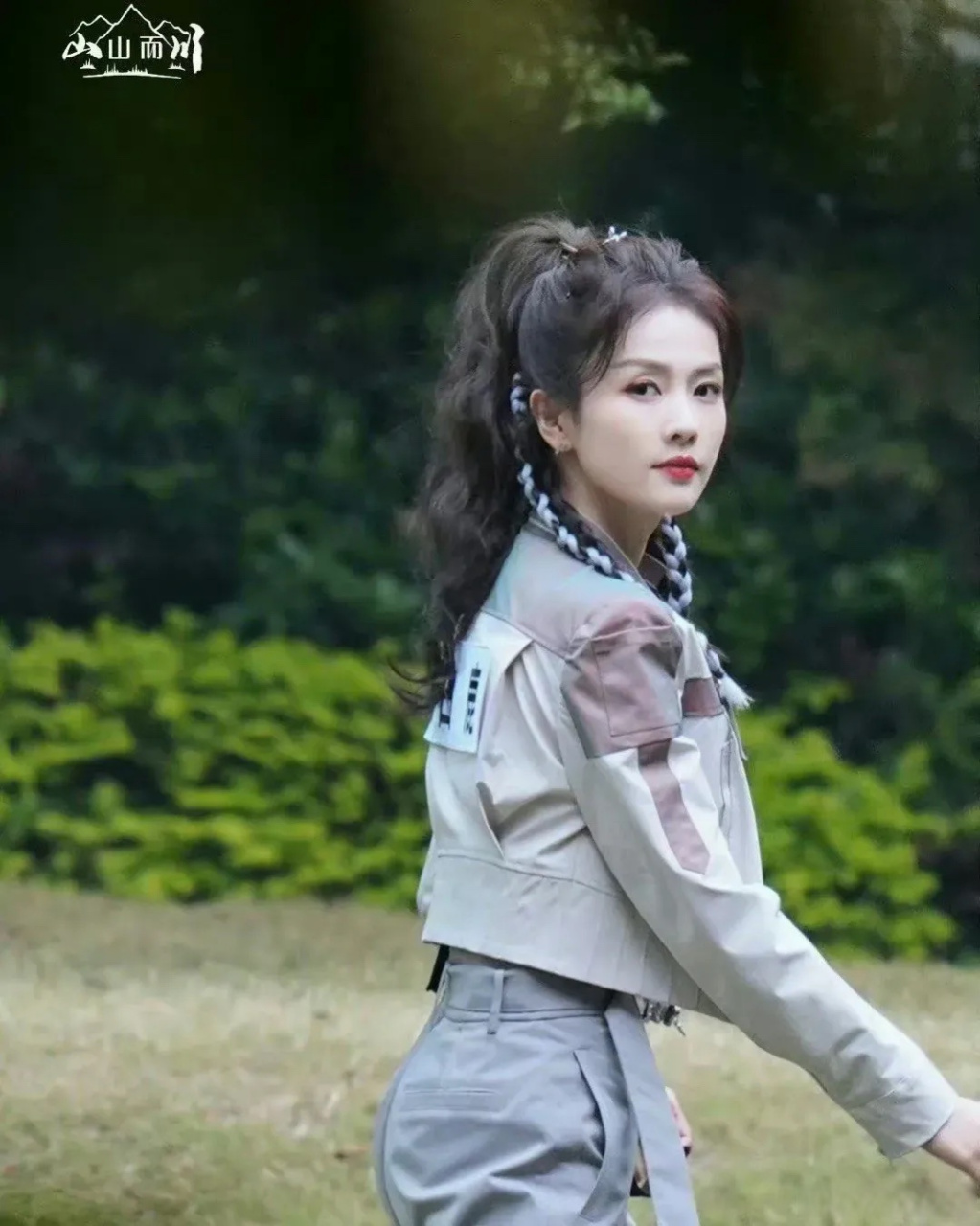 《奔跑吧》第11季第一期今天开始录制了,三位常驻女嘉宾的造型一个比