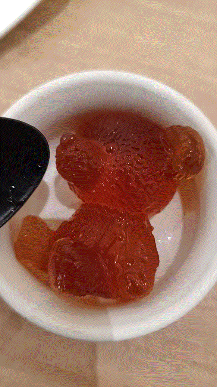 必胜客的果冻小熊,很弹(但不咋地好吃)