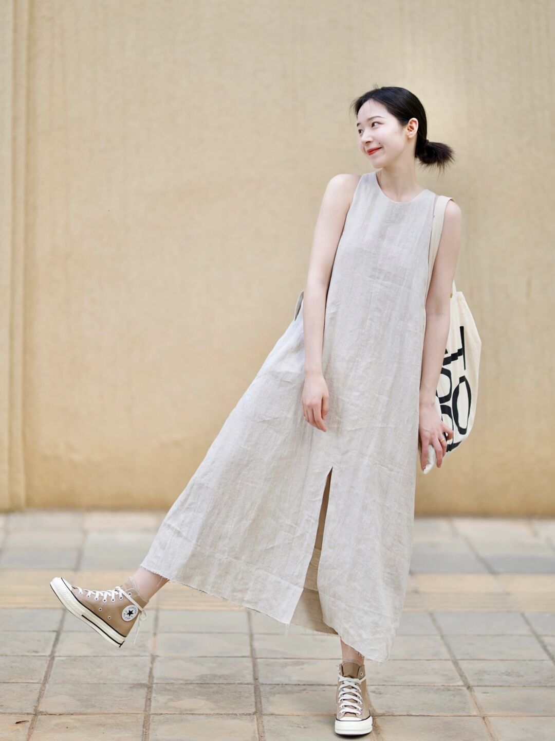 长款麻料连衣裙 搭配帆布鞋 帆布包 早晚天气凉