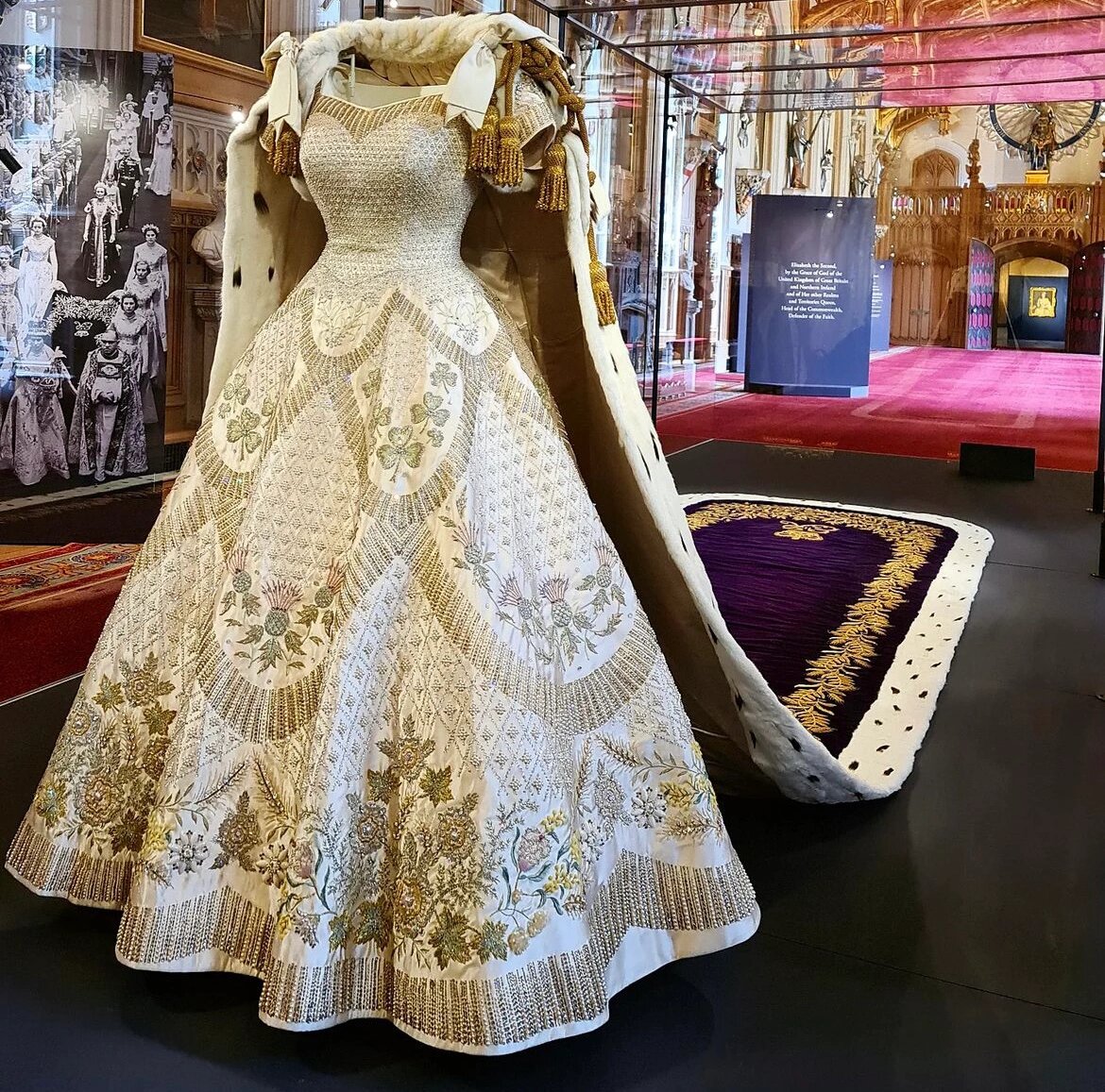 英王伊丽莎白二世加冕礼服