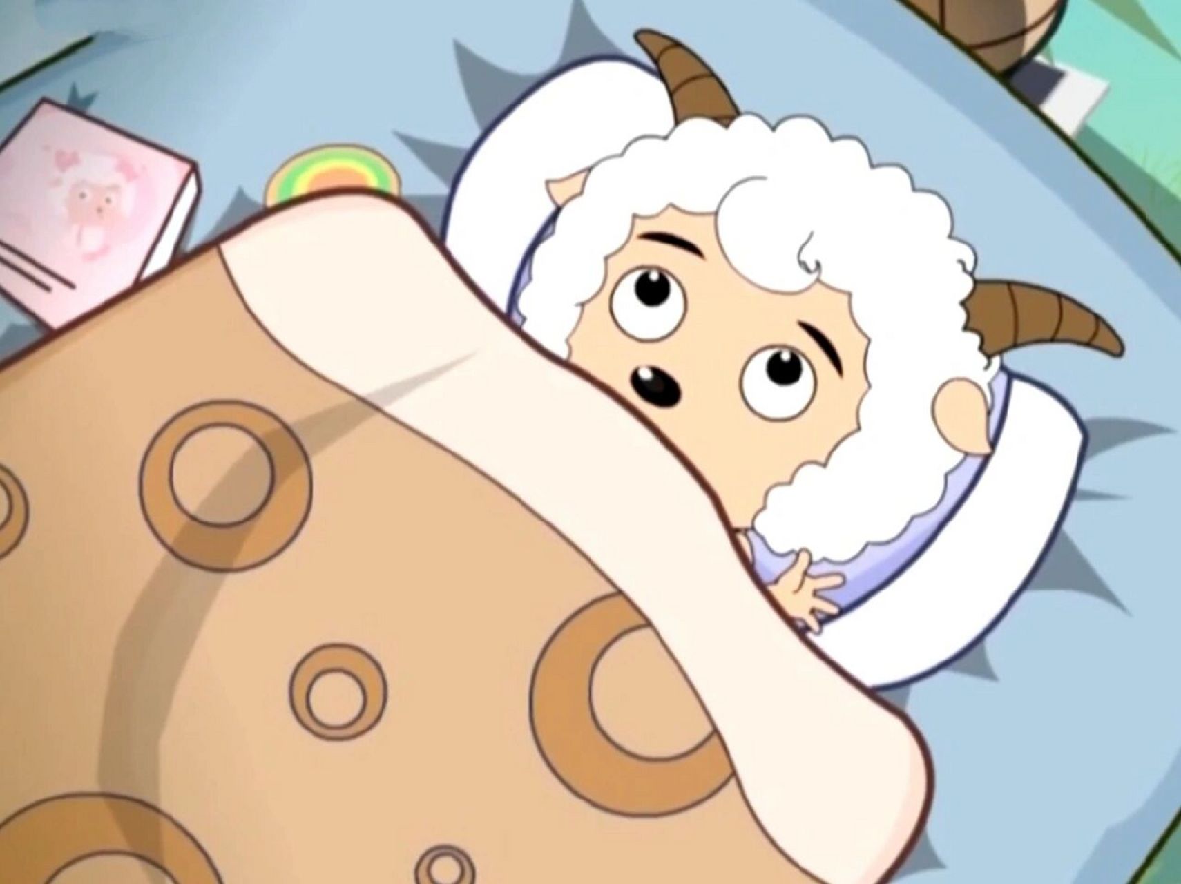 喜羊羊的床上为什么会有美羊羊的照片 截图来自:《喜羊羊与灰太馈》