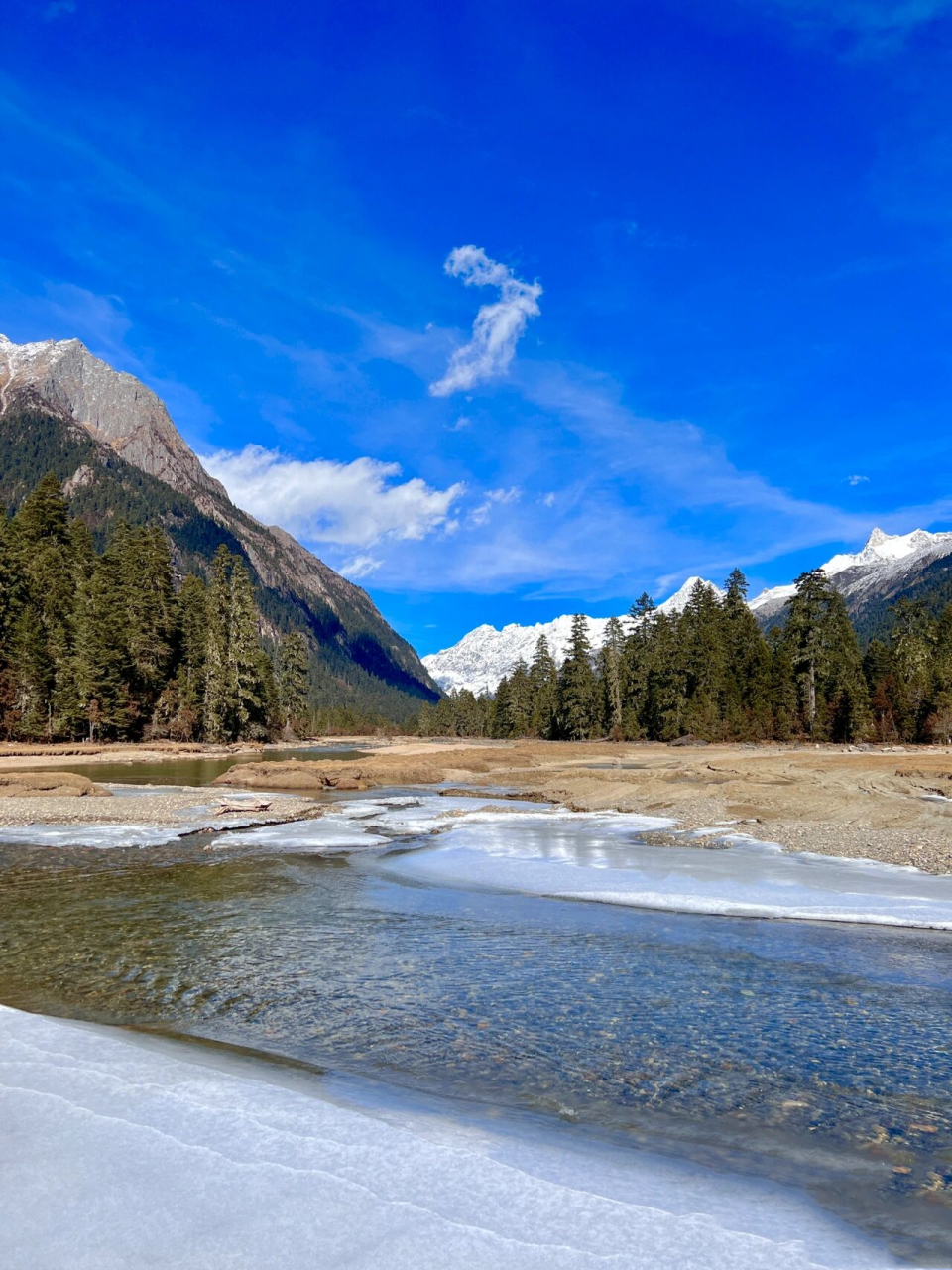 早上9点我们从林芝希尔顿酒店出发,11点