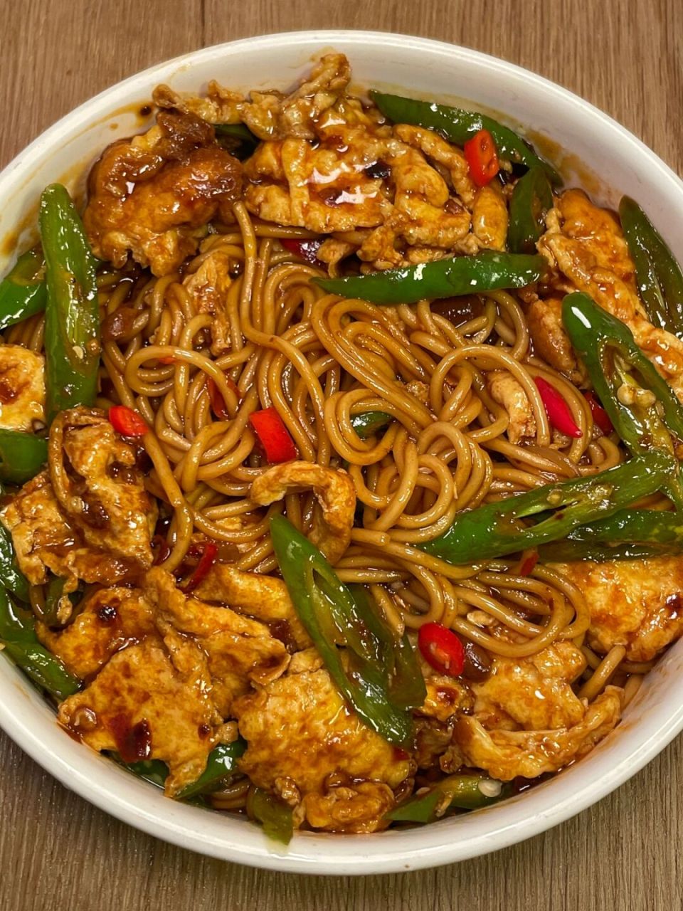 这个青椒鸡蛋酱拌面,香辣过瘾,酱汁浓郁!