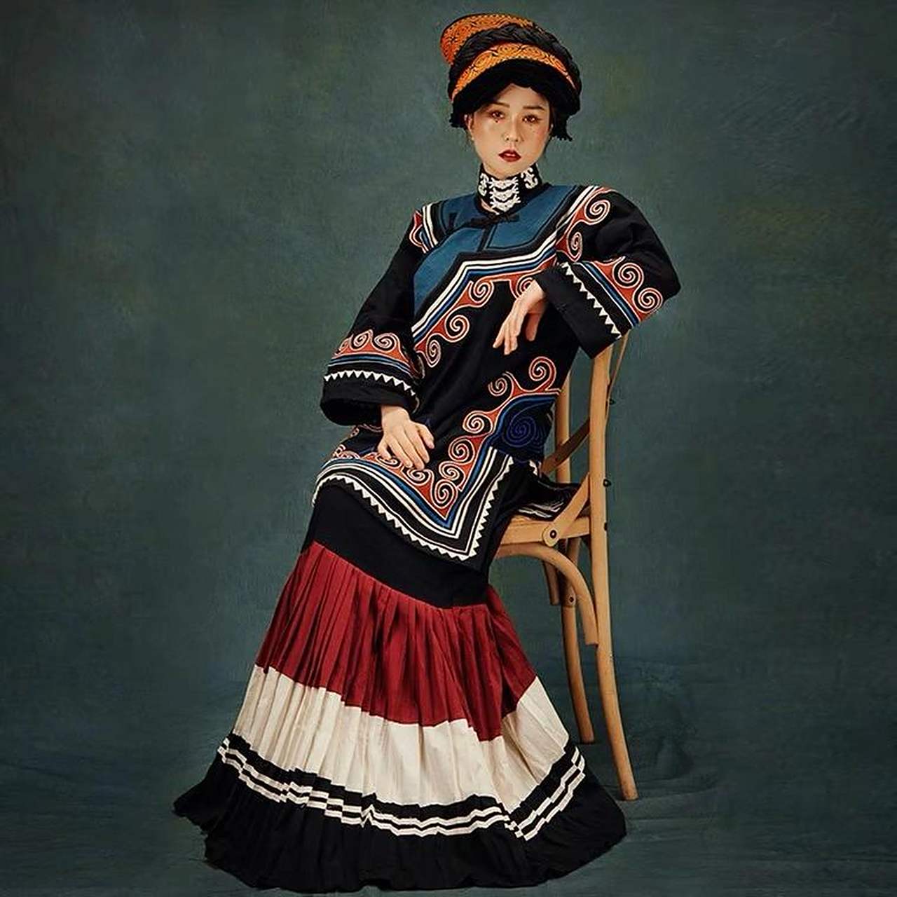 非遗文化|彝族服饰 服饰介绍 一般青年男女服装色彩鲜艳,喜用红,黄,绿