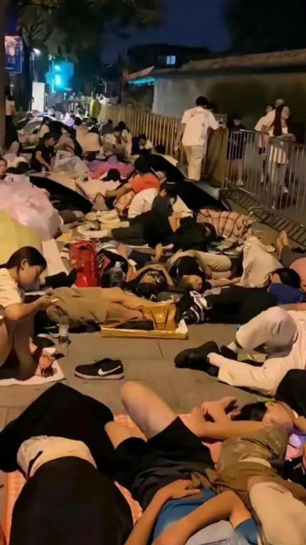 北京满大街都是外国人,他们为了观看升国旗,睡在大街上只为了能观看到