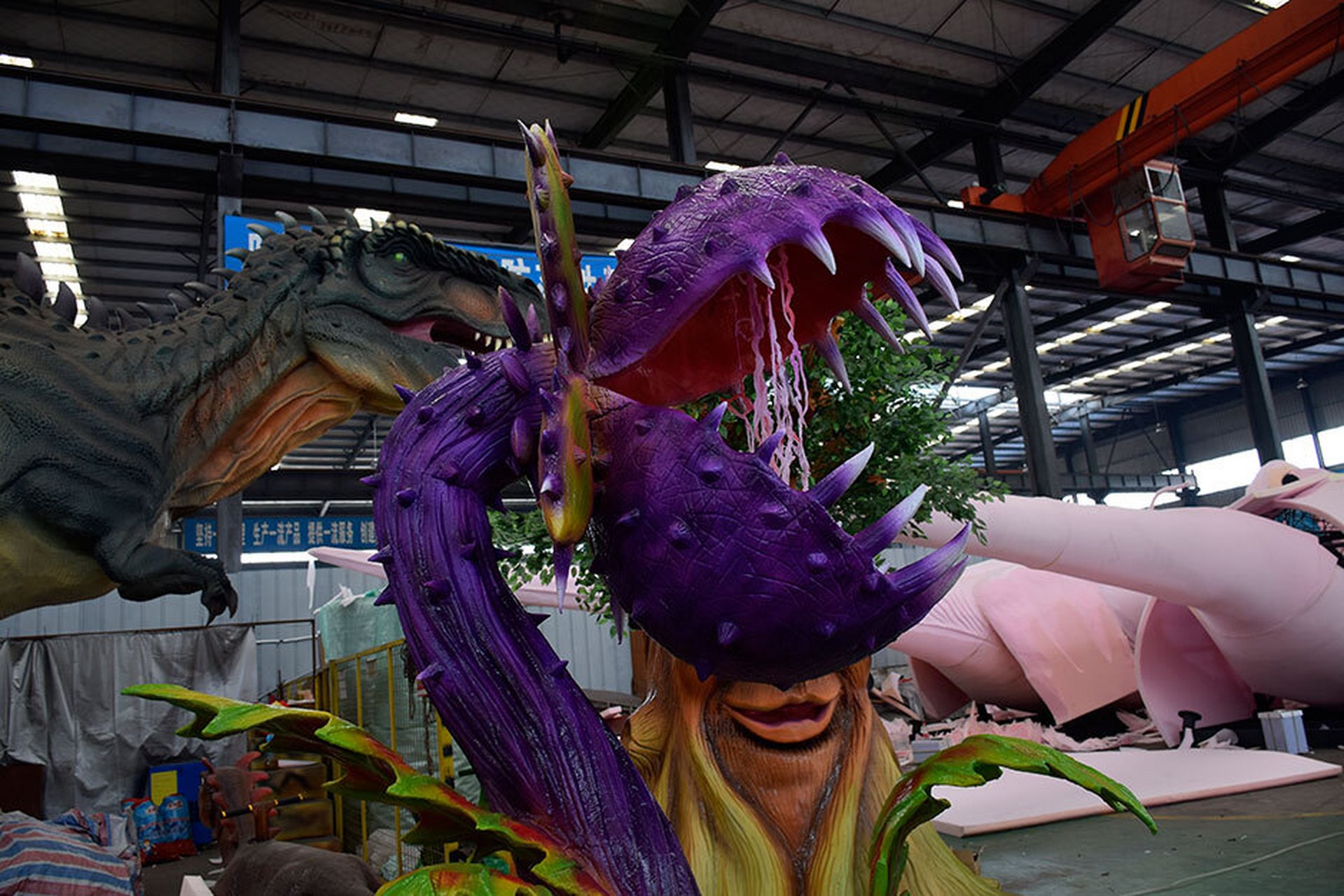 99 这朵仿真食人花应用了先进的机械和电子技术,大口能够打开关闭