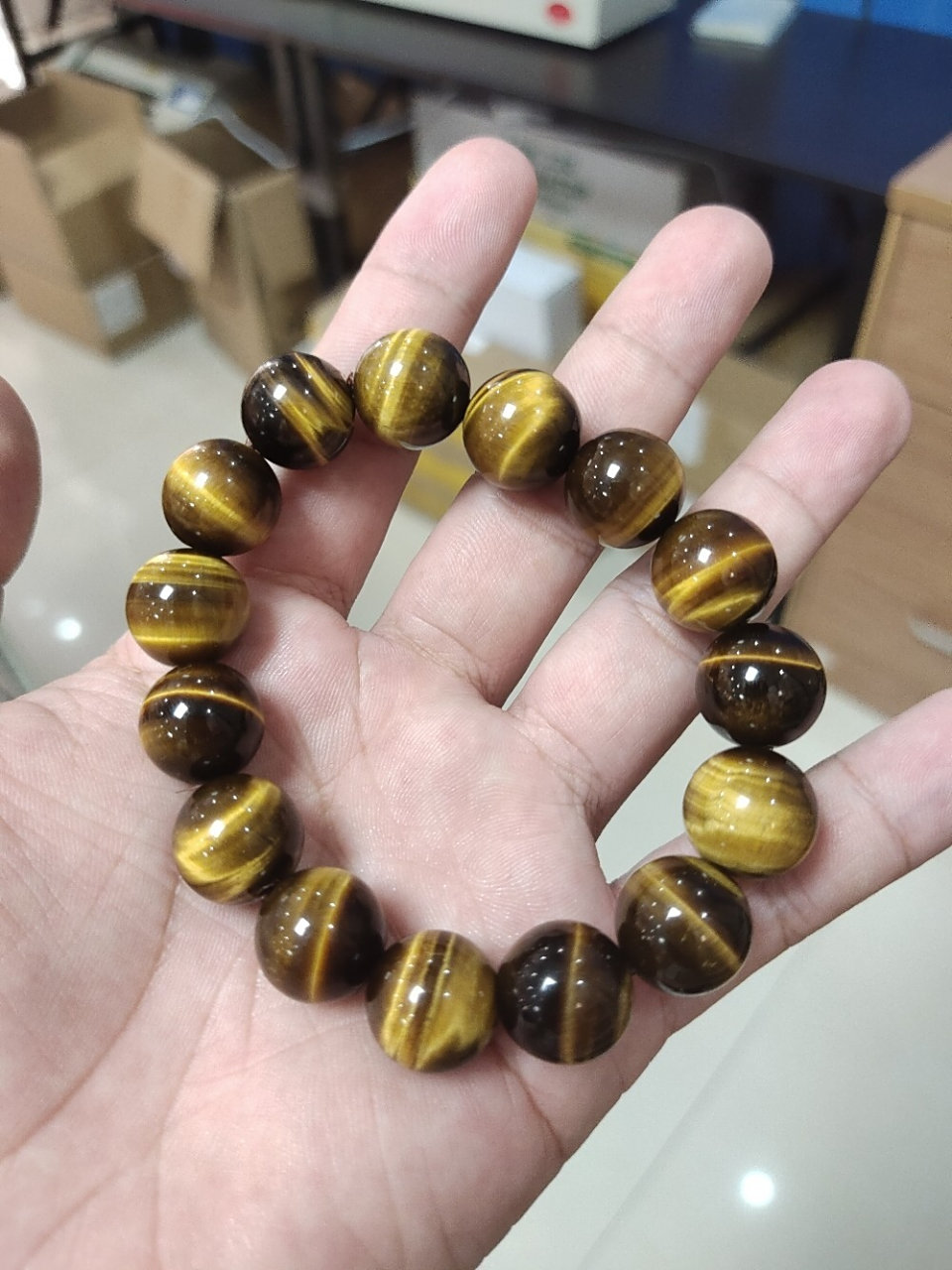 虎眼石寓意平安和健康,在古代人们经常会将虎眼石作为护身符,平安福来