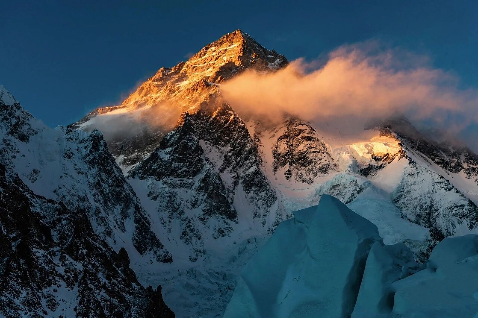 乔戈里峰海拔8611米 ,喀喇昆仑山脉主峰,位于新疆喀什叶城县.