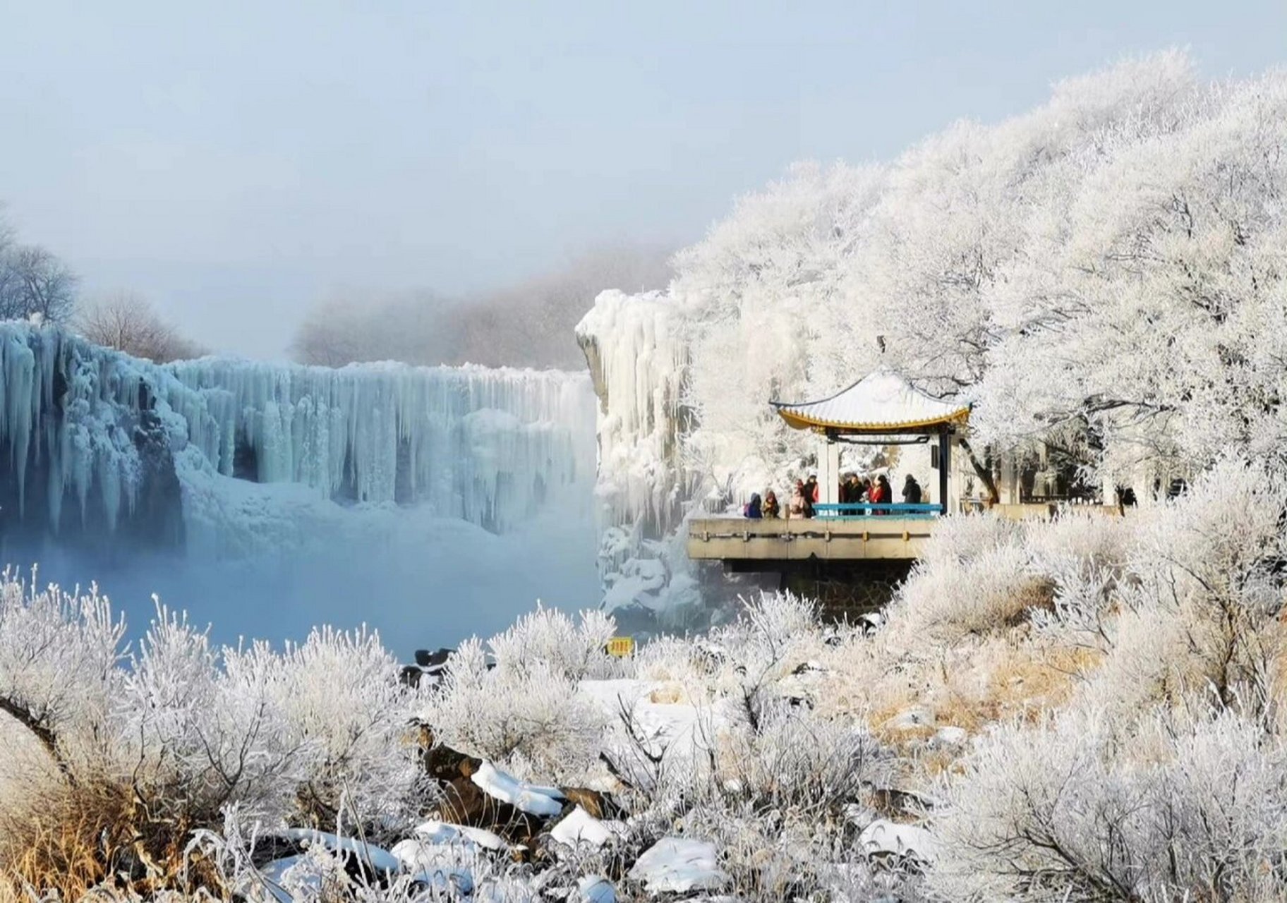 镜泊湖的花样冬天,如痴如醉 镜泊湖,有我国四大瀑布之一的"吊水楼瀑布