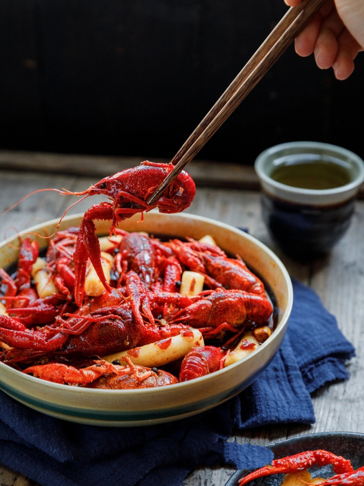 静物摄影|拍一组夏日必备的麻辣小龙虾呀 天越热越要吃麻辣小龙虾