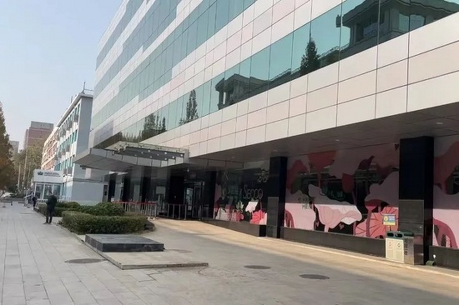 11月8日,寺库北京总部已彻底搬空,寺库大厦已经在对外出租.