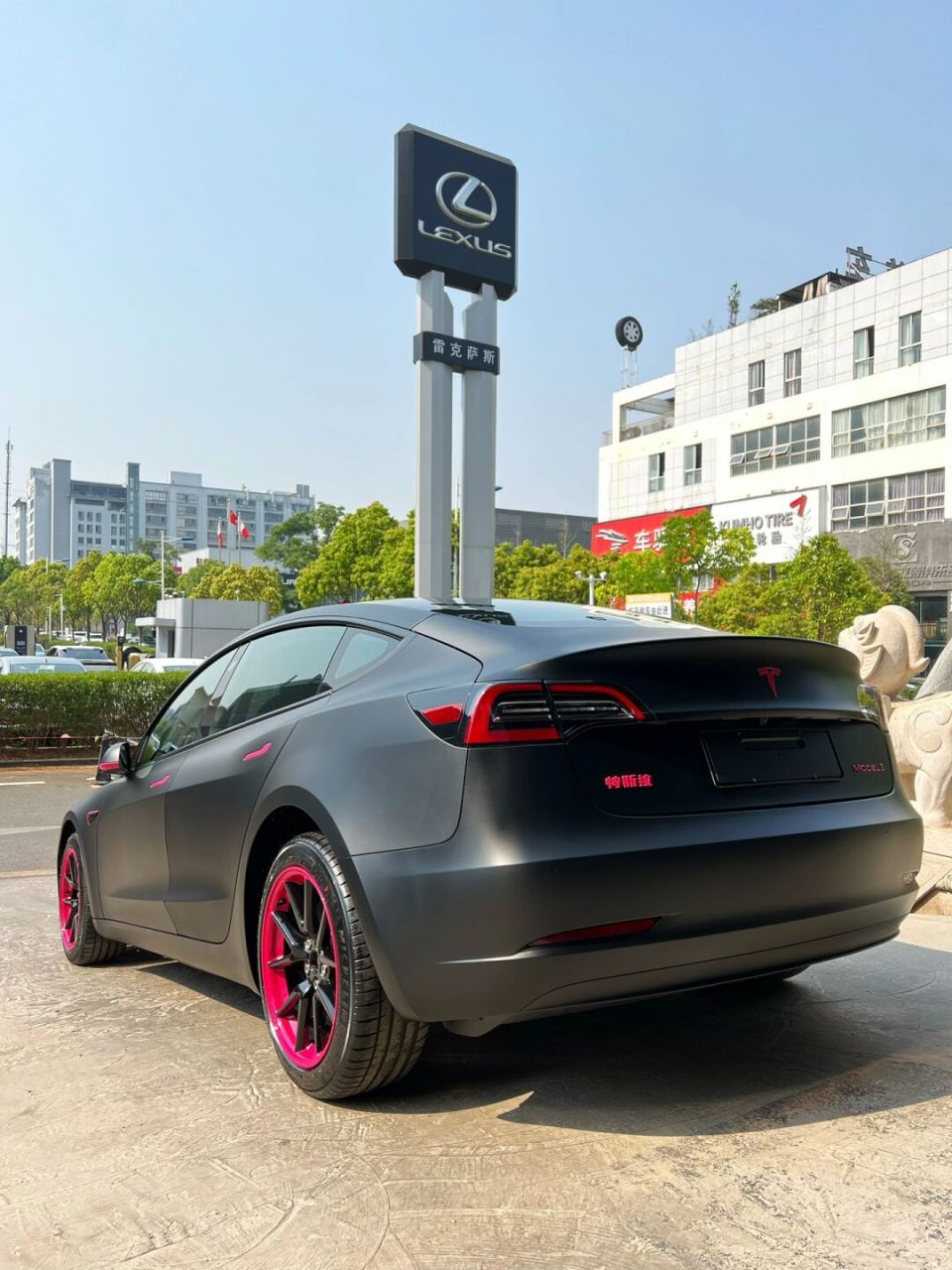 特斯拉y|超哑黑 超哑黑他是不发光,反光不强的黑色.