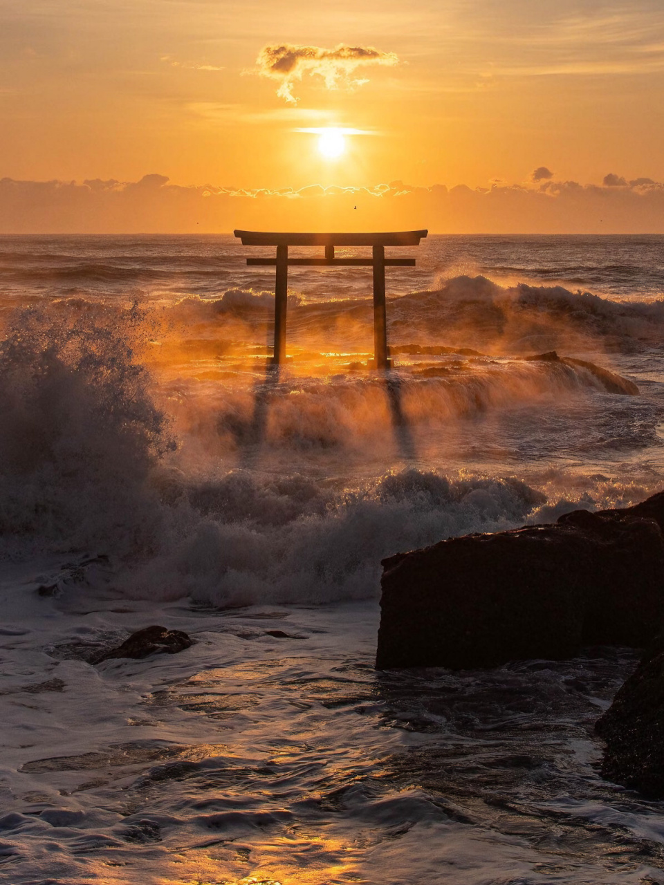 日本海上鸟居图片