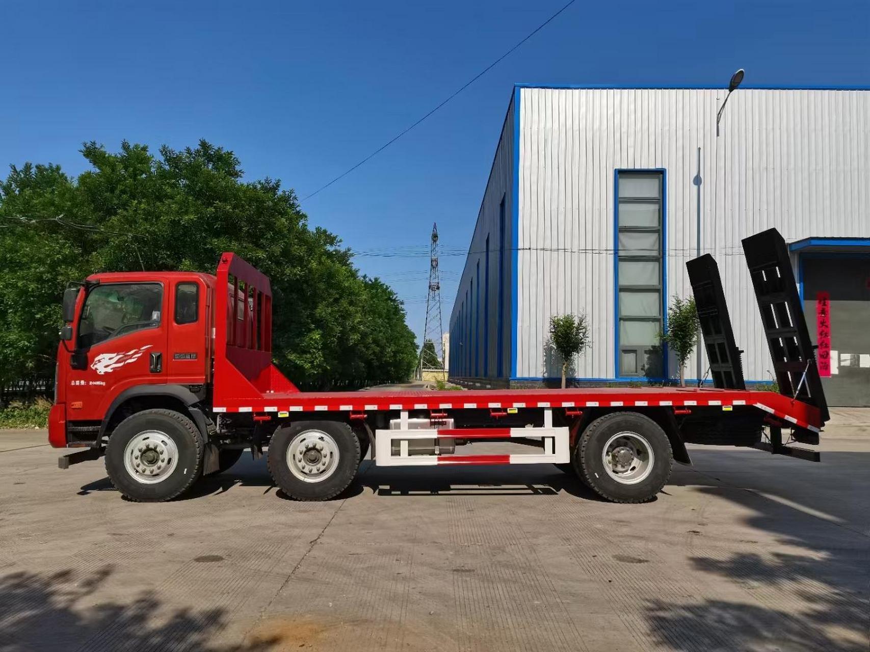 重汽王牌小三轴平板运输车:公告型号cdw5244tpbk36fefa,整车尺寸:9650