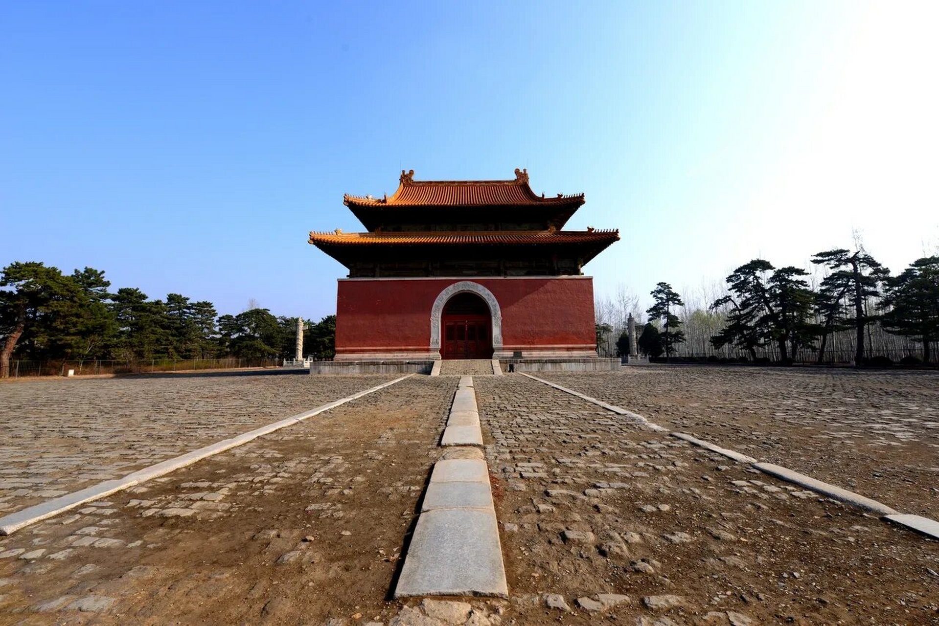 清西陵位于河北省保定市易县梁各庄西15公里处的永宁山下