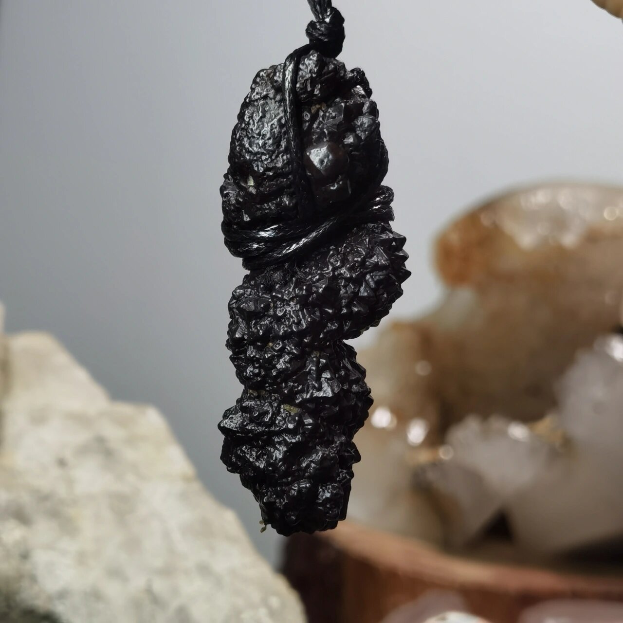 完好无损的一枚黑金刚原石 天然埃及预言石原石 手握黑金刚原石