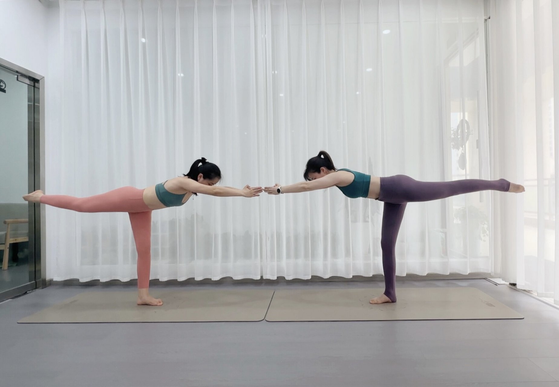 简单基础款双人瑜伽,好看且不费体力的09