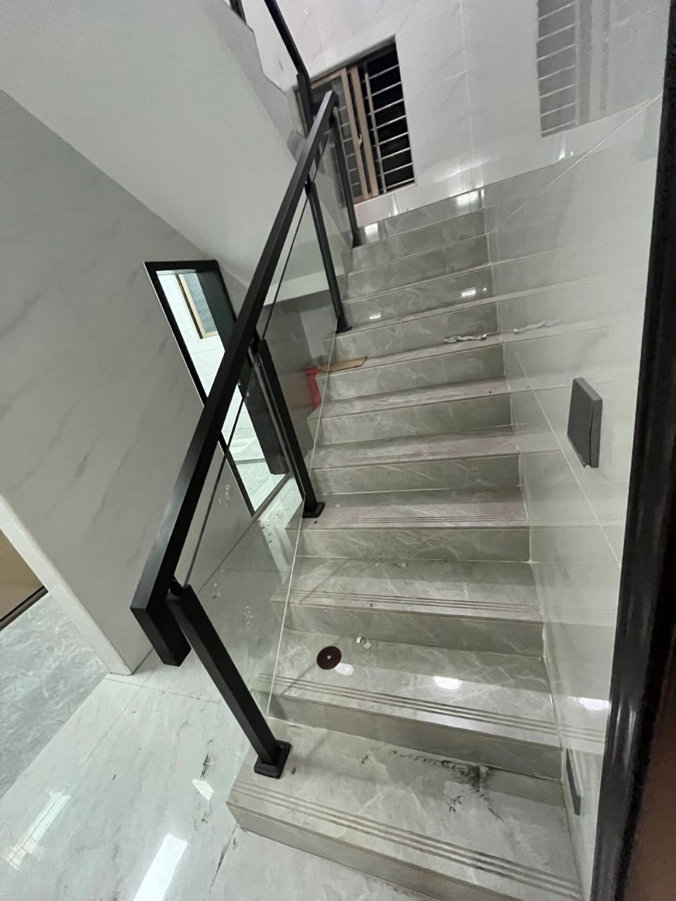 现代风玻璃楼梯77护栏～ 内卡槽立柱玻璃楼梯扶手 采用不锈钢磨砂黑