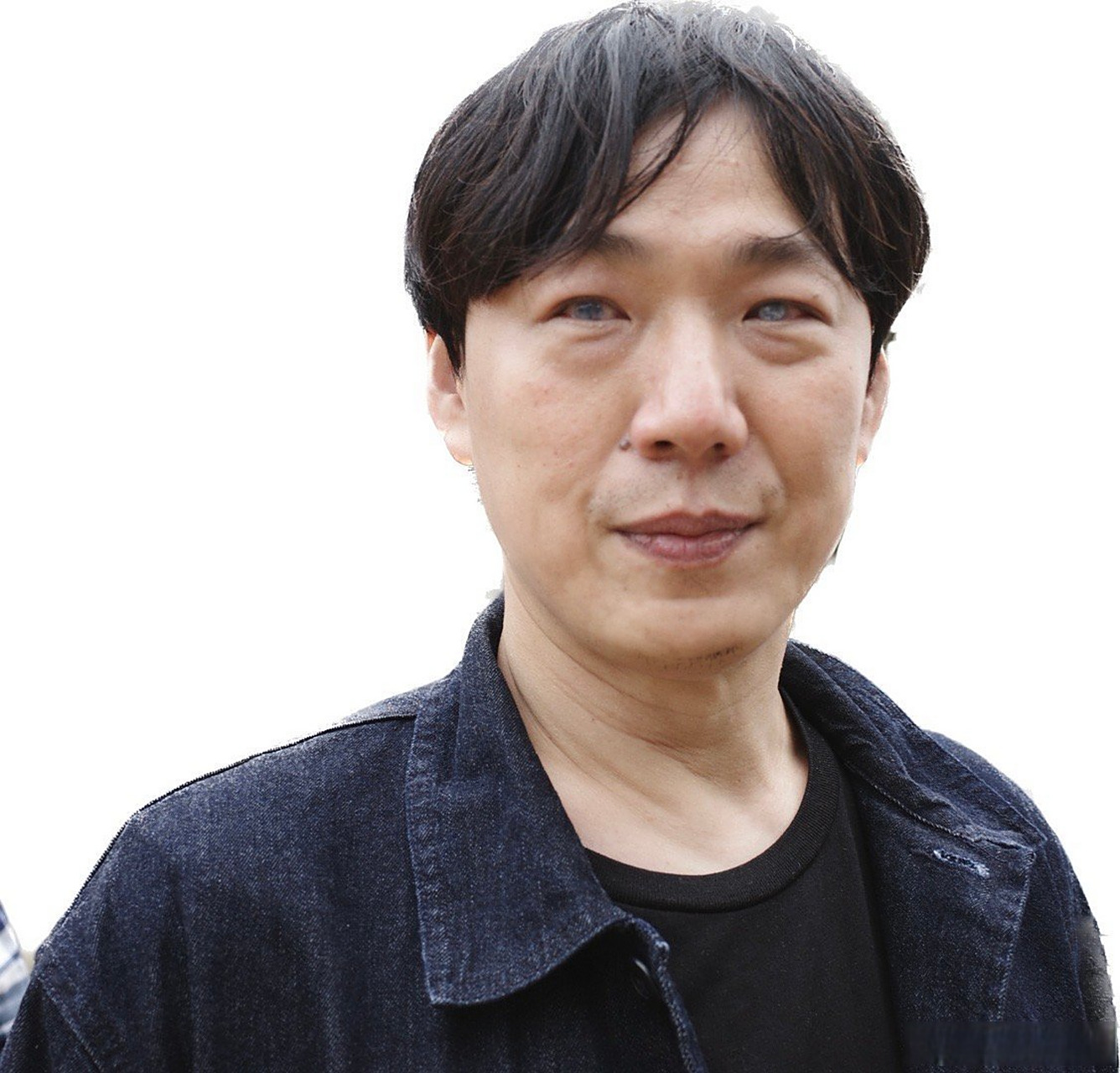 萧煌奇发了不戴墨镜的照片,自证自己确实是盲人.