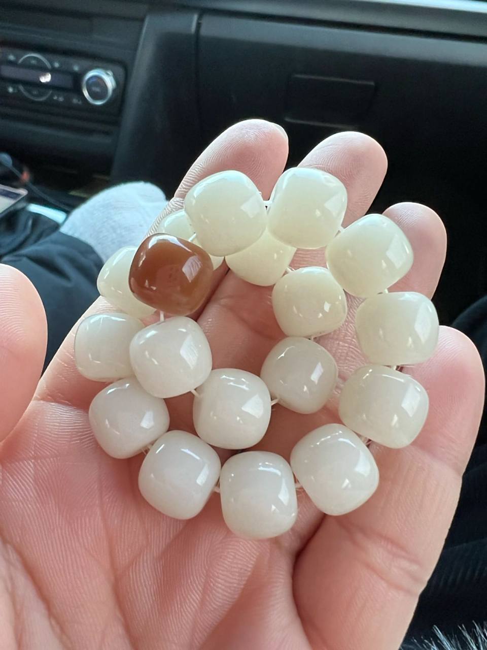 白玉菩提真的润的出水 净手盘了10多天,轻微的变灰,一点点09的黄.